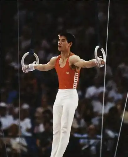 原创体操王子李宁近况:身价百亿,头发斑白略显老态,妻子依然很美