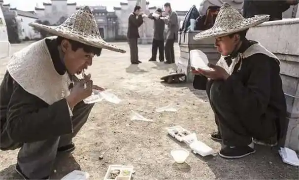 横店20万群演现状:美女成群懒汉遍地,赵丽颖王宝强是他们的信仰