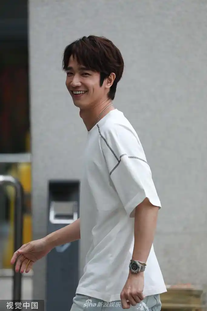 组图:刘以豪细碎刘海显帅气脸庞 穿运动白t阳光活力