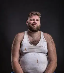 穿着脏衬衫留胡子的胖子照片