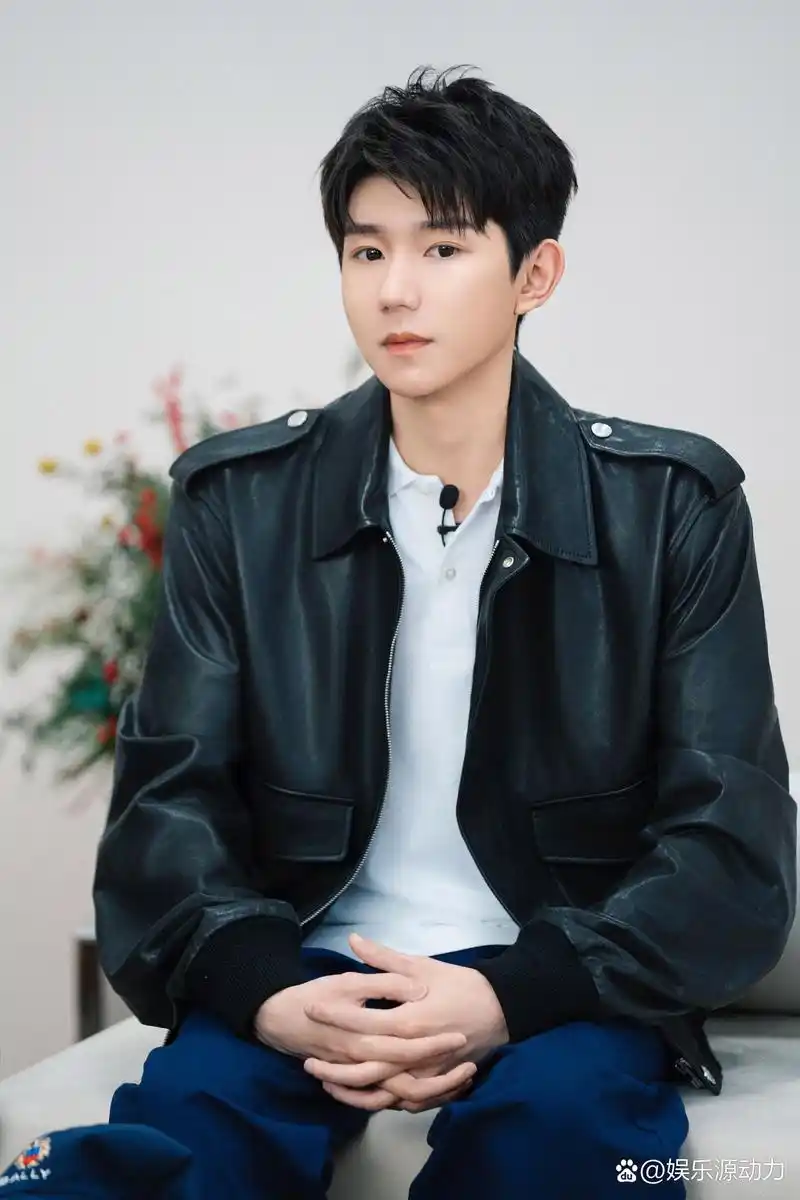 王源两部手机怕手滑点赞##王源直播#5月15日晚八点王源帅气亮相婆牌