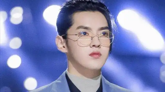 吴亦凡灰色西装配卷发,温文尔雅,张艺兴淡色系穿搭很有少年感