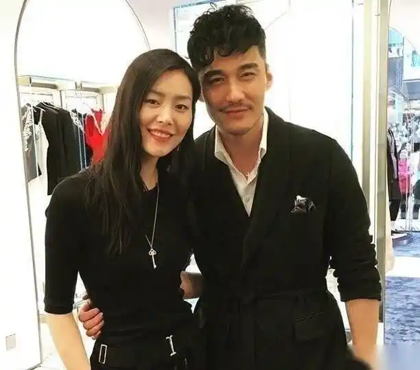 30岁刘雯和46岁胡兵合作拍封面,男才女貌,网友:cp感满满!