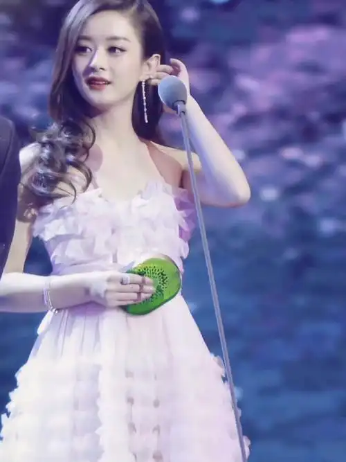 赵丽颖淡粉色纱裙成了全身最亮的星星长卷