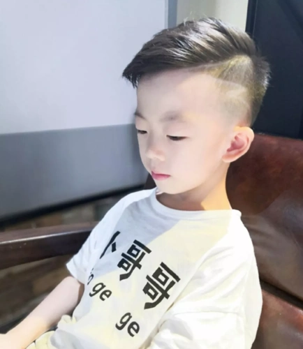 新年来临,小朋友短发选择"激光线条"发型,既阳光还显得帅气!