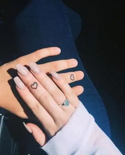 精巧的手指头纹身图片手指黑色刺青图片2