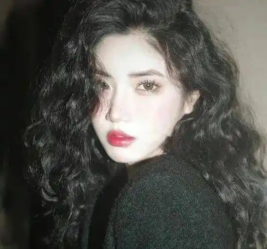 复古风格的女生烫发发型推荐,自带立体蓬松感_满头_卷发_发丝