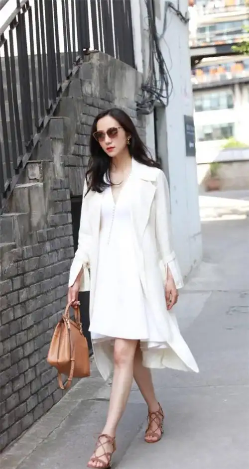 韩雪穿碎花裙配编辫子发型,尽显时髦儒雅,又酷又妩媚