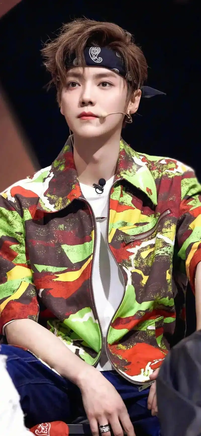 鹿晗魅力席卷壁纸市场,帅哥系列再添佳作 在帅哥系列壁纸的第22期中