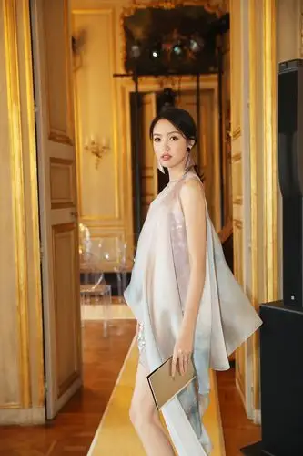 张梓琳惊艳亮相巴黎时装周,高挑优雅尽显东方之美