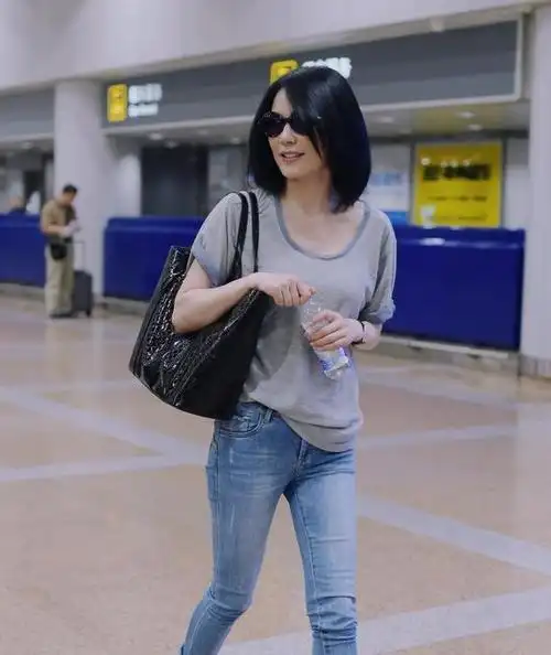 48岁俞飞鸿素颜走机场,t恤搭配牛仔裤休闲随意,气质依旧很惊艳