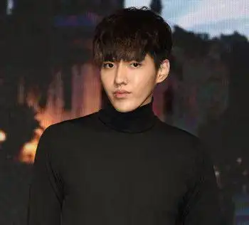 倒三角男生是最轻易将脸型塑造成时髦受迎接的瓜子脸了,梳理一款时髦