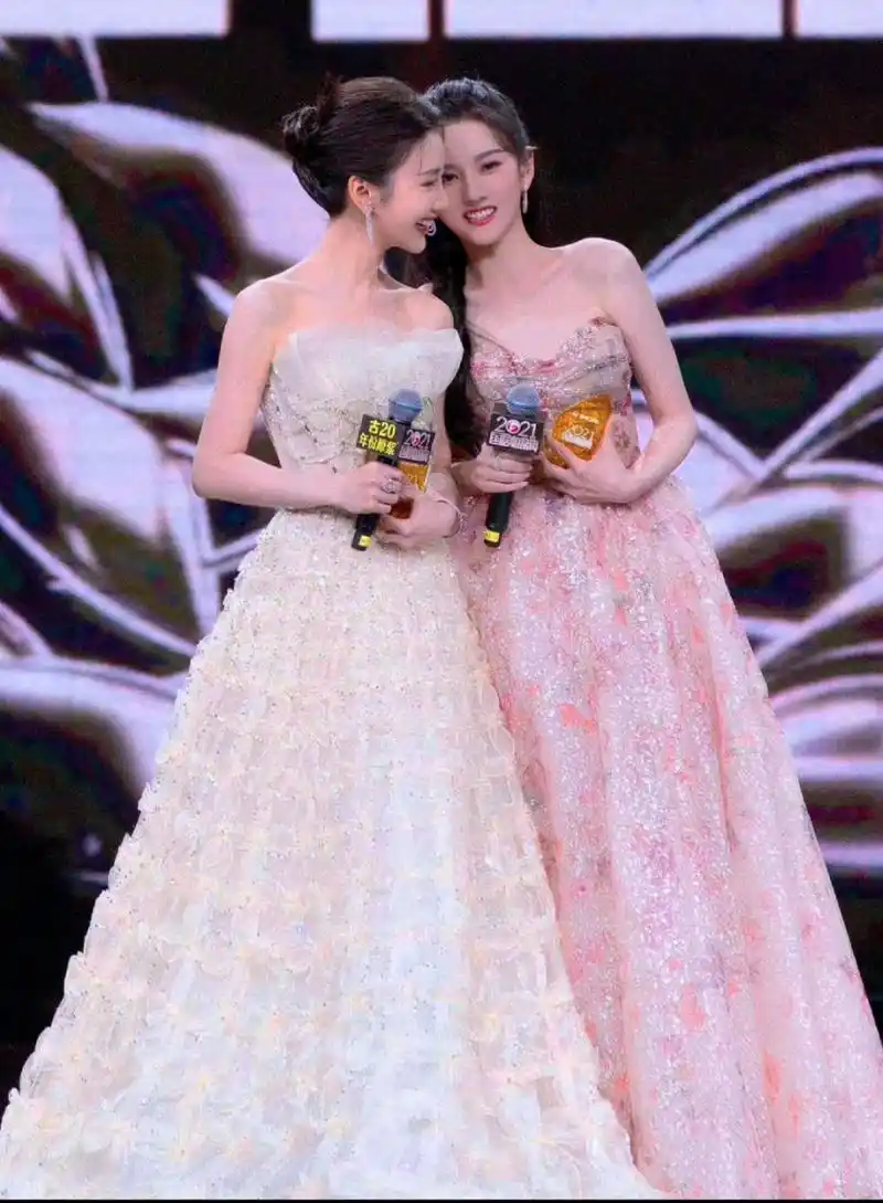 宋祖儿和毛晓彤的合照,看到这张相片我才明白,这不就是现代版的大乔