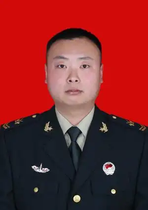 河北魏县人,1986年9月出生,2006年12月入伍,2009年9月入党,上士军衔