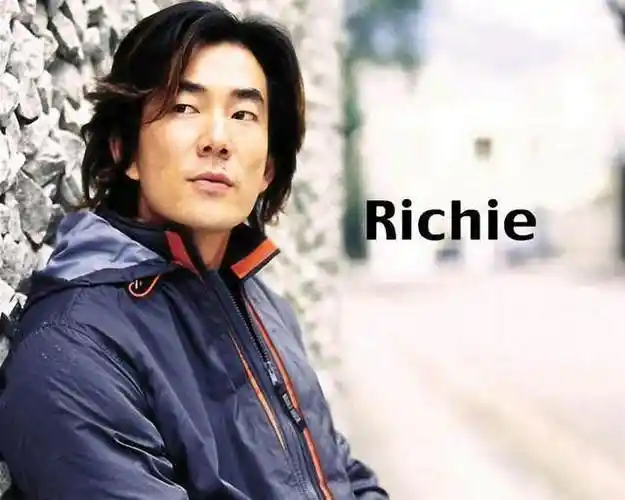 发行于1998年,那时的任贤齐还很年轻,皮衣长发,帅酷潇洒