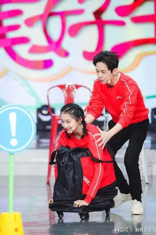 关晓彤和易烊千玺上快千玺帅气晓彤穿短裙秀长腿还挺