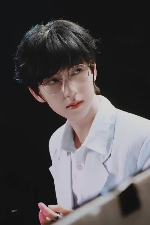 贺峻霖金丝眼镜造型好苏#贺峻霖眼镜造型大片拍摄花絮～金丝眼