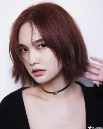 杨丞琳橘红短发怼脸拍 洒脱随性又a又飒