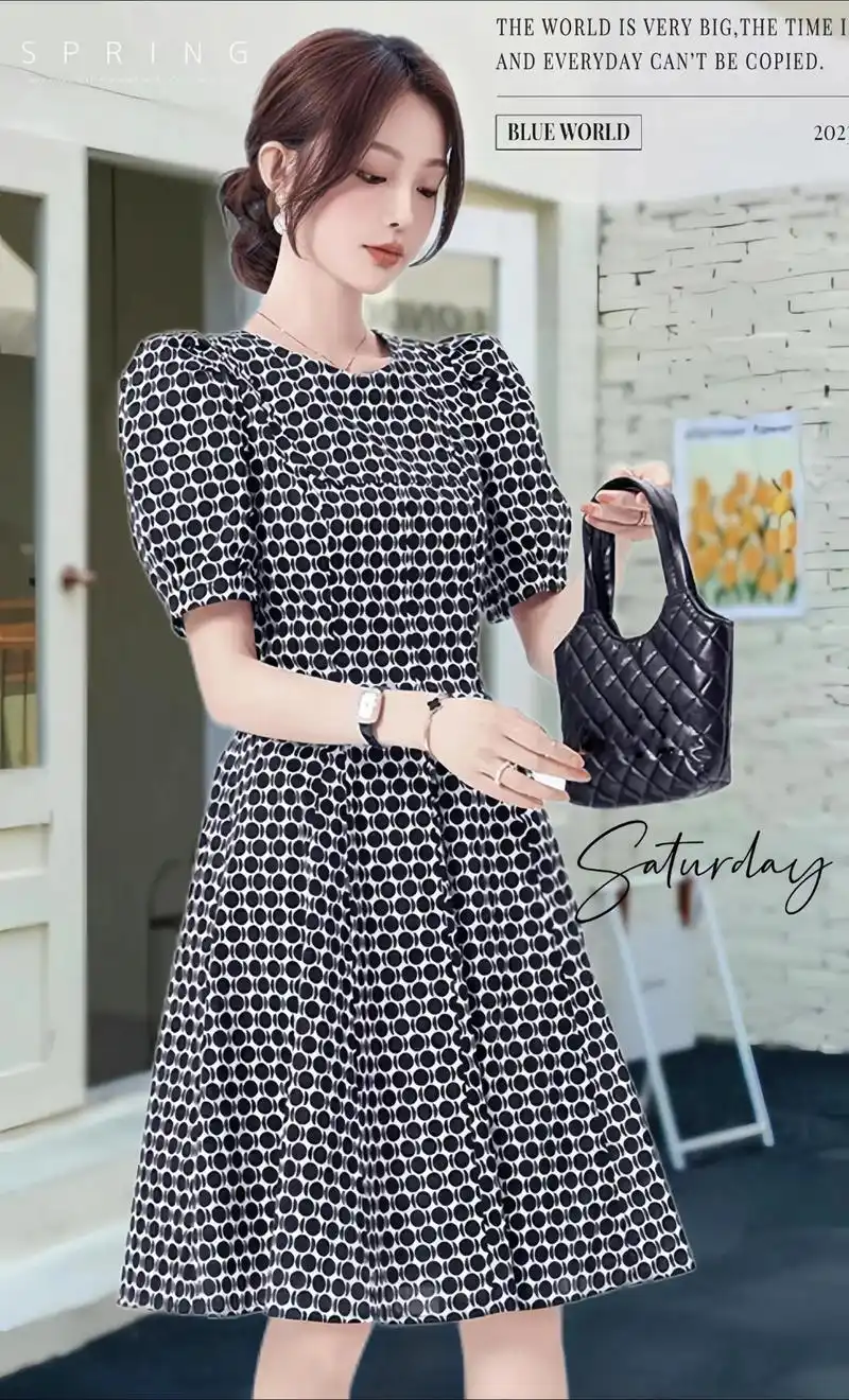姐妹们找到一条高级感满满的法式波点连衣裙