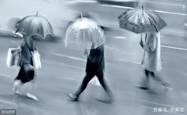 行色匆匆的路人