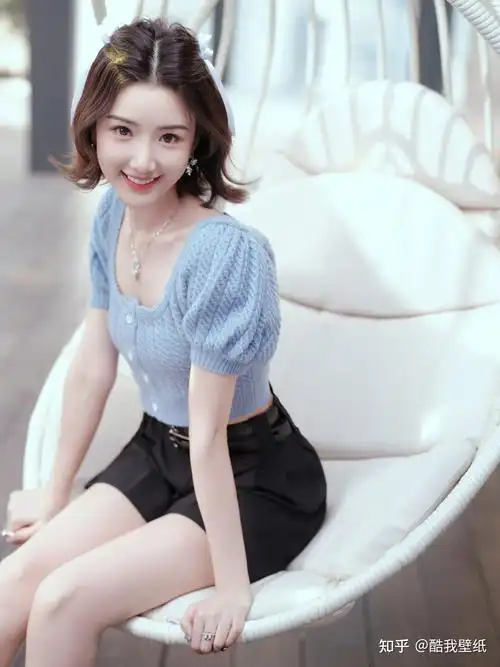 毛晓彤周末少女穿搭,蓝色毛衣小黑裙,纤腰细腿笑容甜美