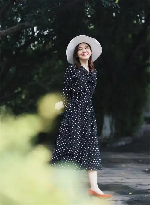 ①搭配波点连衣裙