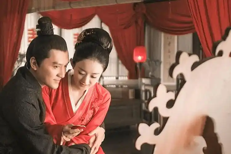 比如说男明星冯绍峰,在和娱乐圈顶流女明星赵丽颖离婚之后,近日好像又