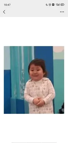 这个尴尬笑的小女孩是谁啊?百度识图找不到