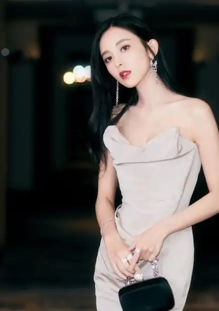 古力娜扎太大胆玩起蕾丝诱惑秀身材网友小姐姐缺不缺男朋友