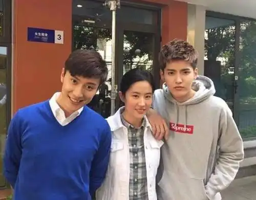 乔任梁,刘亦菲,吴亦凡《致青春2:原来你还在这里》片场合影.