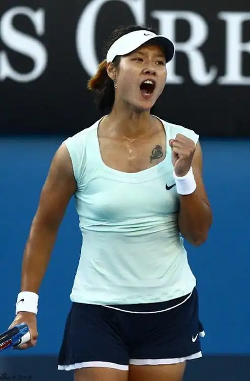 短跑运动员葛曼棋,其腹部的纹身在比赛时已用胶布进行覆盖.