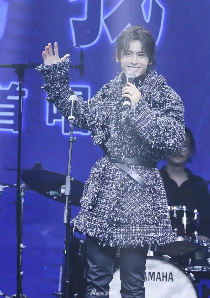 组图:张哲瀚举行ep《我遇见我》首唱会 穿束腰红西装帅气亮相