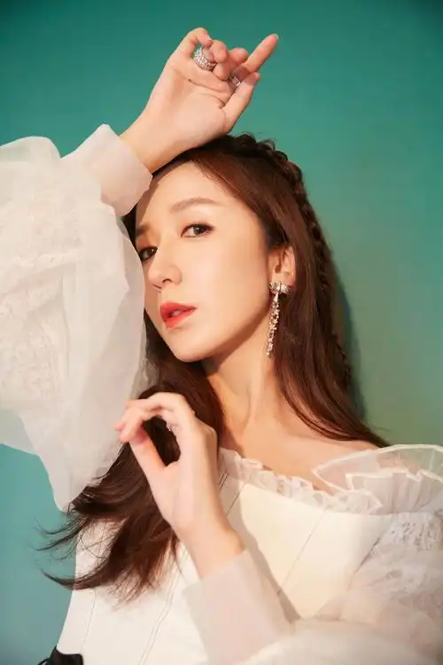 > 娄艺潇性感露肩白衣写真图片(13/20)