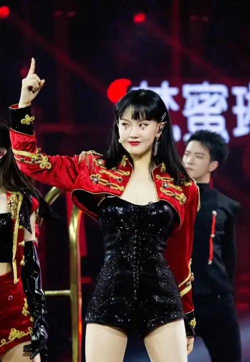 黄龄深夜发文疑似回应工作室不作为不要对我身边人指指点点