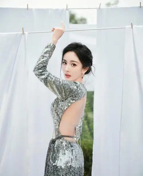 星月流光!杨幂最新白纱写真