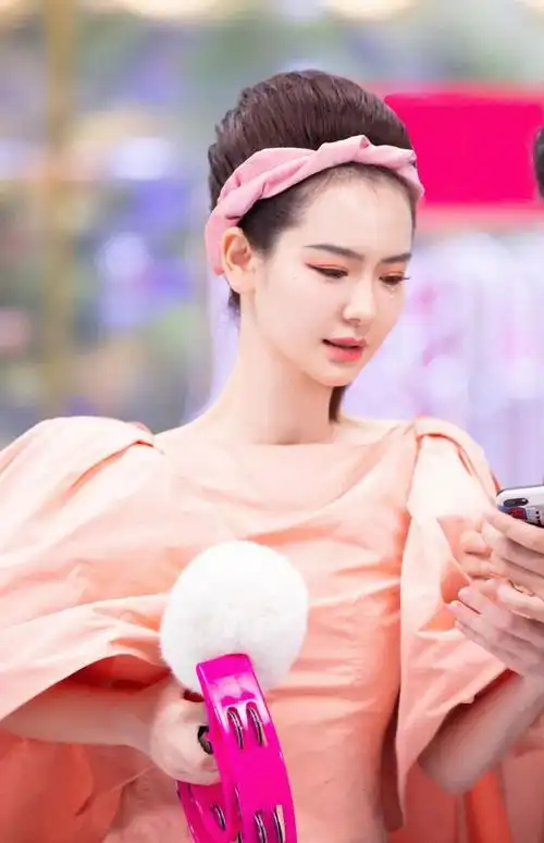 一条眼线引3亿人关注,戚薇素颜公开"换脸过程",网友:这个女人有毒