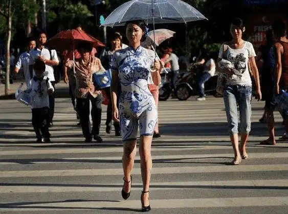 完美的身材所吸引,侧过头来瞄几眼,并没有发觉这个女模并没有穿衣服