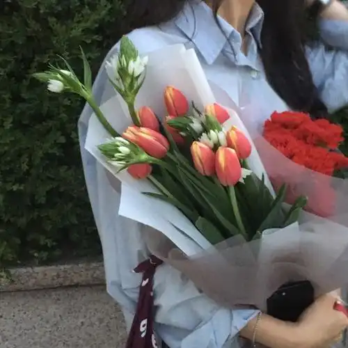 小可爱们有没有手里拿花的人的头像哇歪头谢谢啦类似下图这种的喔