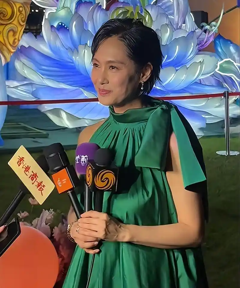 53岁朱茵近照判若两人,身材发福踩恨天高,昔日女神风采难寻