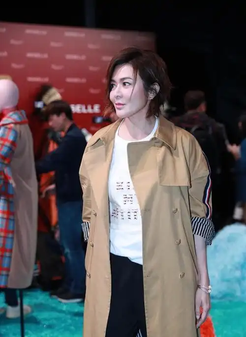 关之琳换了微卷短发减龄15岁,风衣 白t恤,高级时髦还