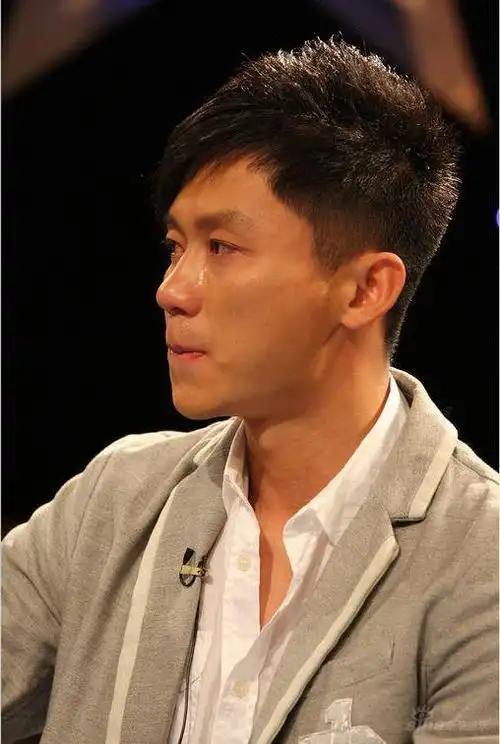 李晨被远征军照片触动 现场为老兵洒热泪(图)