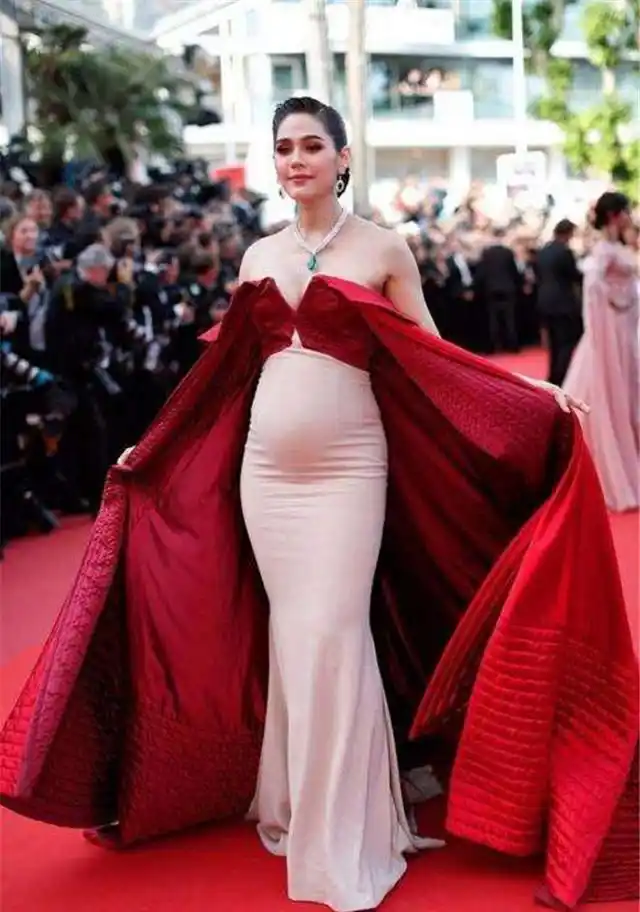 她挺着大孕肚走红毯,网友:虽挺着大肚子却比范冰冰更有气质