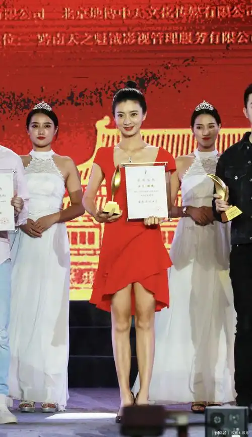 一展自信优雅,给众人留下深刻印象,也引得下面粉丝高呼"斓曦好美"