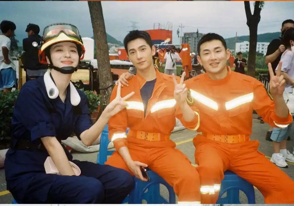 杨洋第一次发这么多与女明星的合照,看得出来和王楚然合作《我的人间