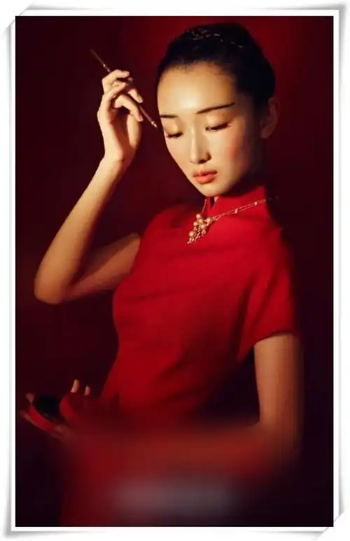 原创有一种韵味叫周冬雨的红旗袍,丝毫无身材可言,却穿出了风情万种