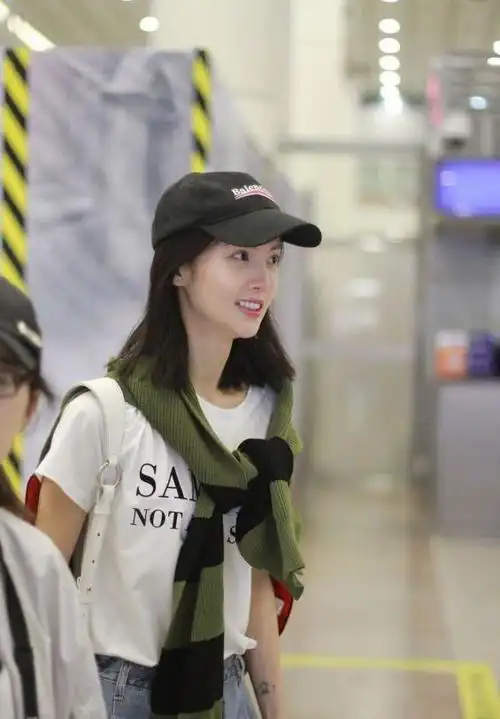 金晨最近生活照金晨牛仔裤写真高清图片