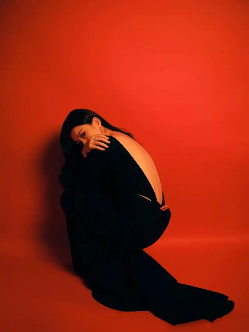 朱珠黑色露背裙大片,婀娜曼妙,优雅夺目