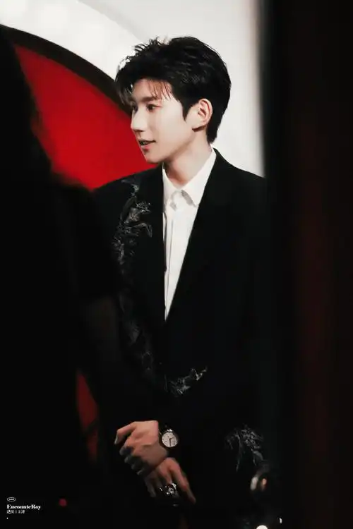 chopard萧邦品牌大使王源##王源黑色印花西装