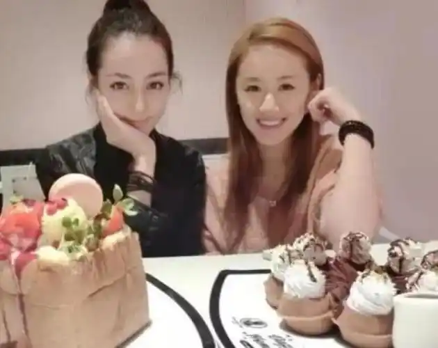 迪丽热巴大学3个同班同学前2个红到发紫唯独最帅的他被人遗忘