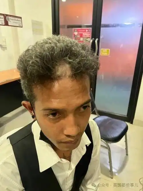 暴躁老哥理发不满新发型不仅拒绝付钱还当场给tony剃了个头